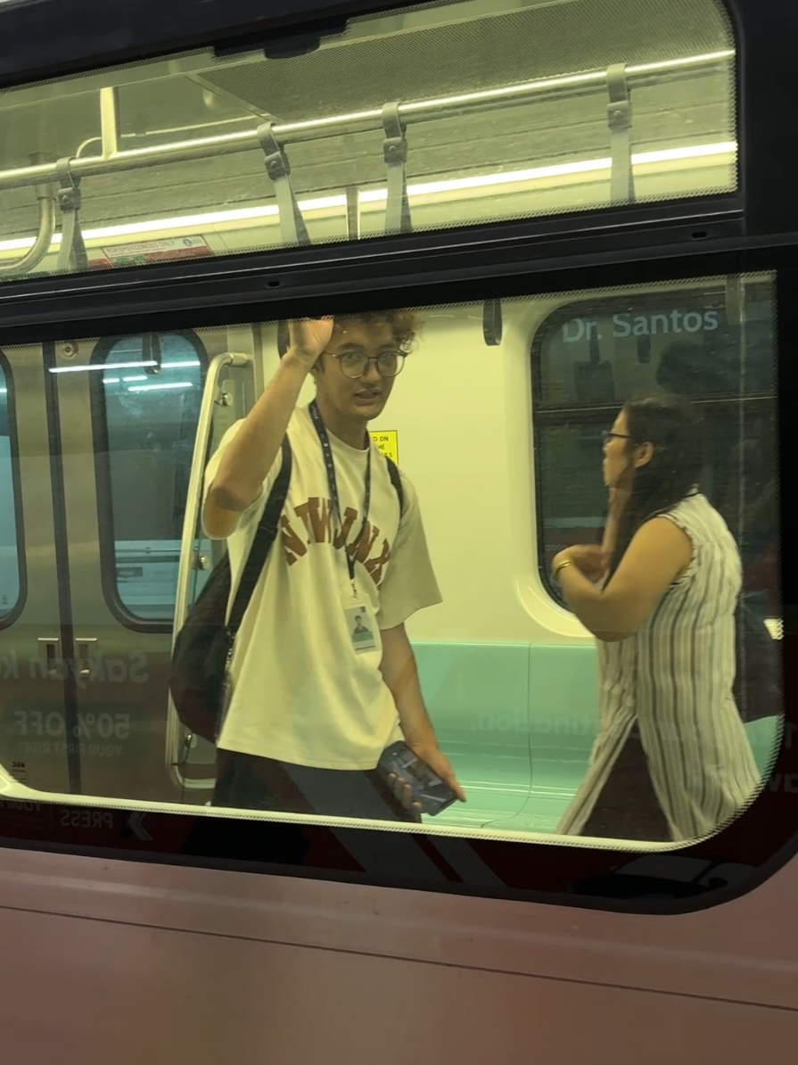 Tumigil sa gitna yung LRT tapos nung magvivideo n kmi ang bilis naman magsara 😭 happy subway release day! @chappellroan  ib: @sammy   😭😭 (except i panicked) @chappellroanphilippines   #chappellroan #thesubway  #fyp 