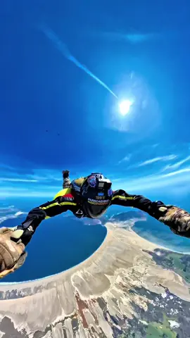 Vive a mil por hora, atrévete, cumple tus sueños, no viviremos dos veces, sal de tu zona de confort 🤙🏽🪂🇵🇪 contáctanos en @Paracondor Perú . . . . . . . #perú #freefall #paracaidismo #skydiving #tendencia 