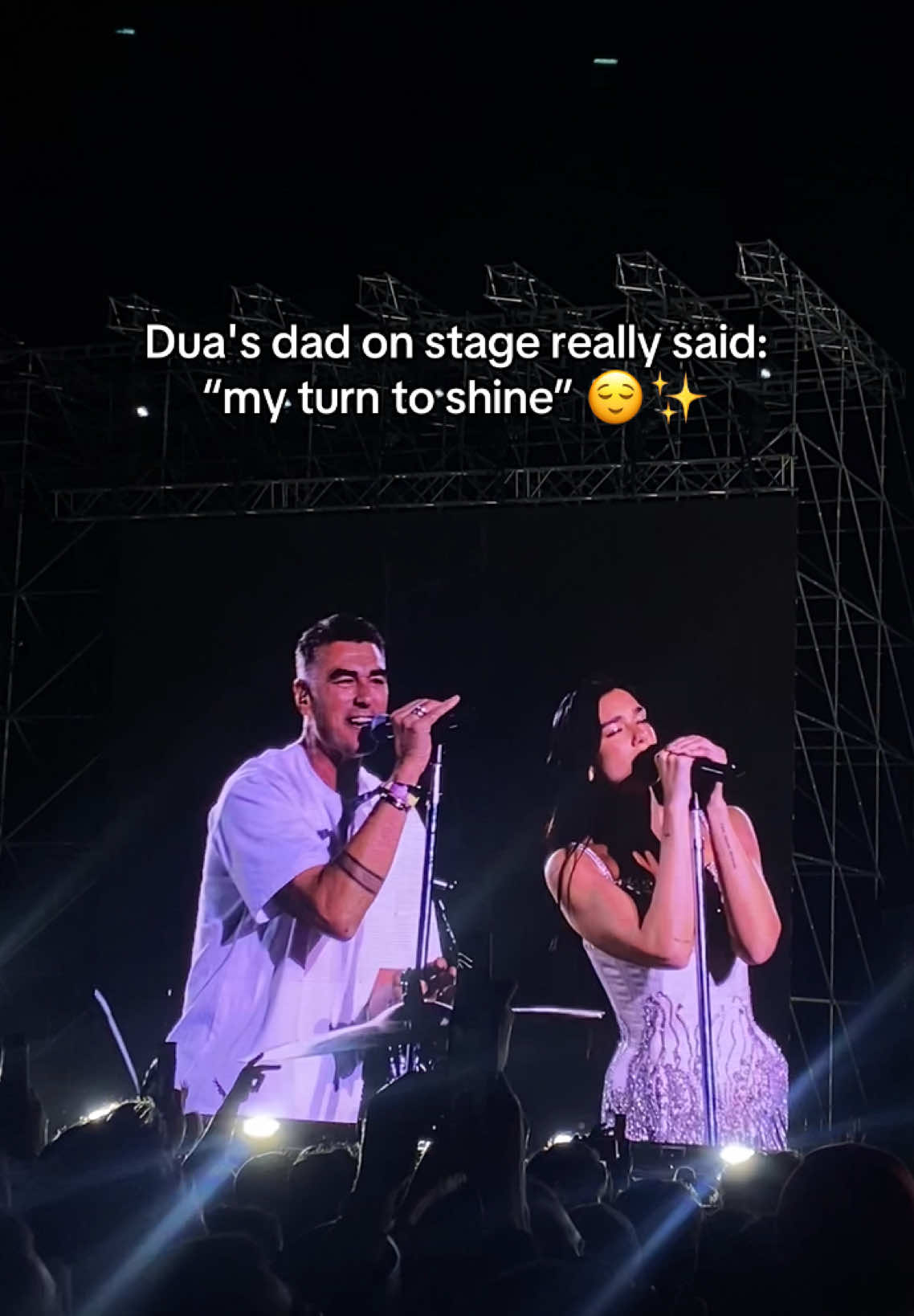 the crowd was too stunned to speak 😳 #fyp #foryou #foryoupage #foryourpage #viral #edit #dualipa #dualipaedit #radicaloptimismtour #radicaloptimism #dualipasdad #dad #sunnyhill #sunnyhillfestival #singer #vocals #fatheranddaughter #goals 
