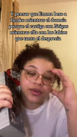 Y pensar que Emma beso a Ilenko mientras el dormía porque el castiga con látigos mientras ella con los labios que tanto el desprecia 🤭🤭 #bossevamuñoz #ilenkoromanov #Dominio #emmajames #paratii #fyp #foryoupage #lovebooks #booktokespañol #BookTok #librosen60seg #bookclub #bookworm #booktokrepublicadominicana🇩🇴 #amorporloslibros #wattpad #wattpadforyou #lectorasdewattpad #Boss 
