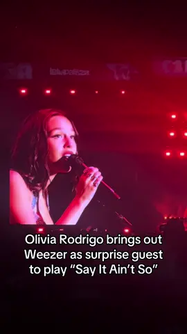 Who could have seen this crossover coming? @Lollapalooza USA  #oliviarodrigo #weezer #lollapalooza 