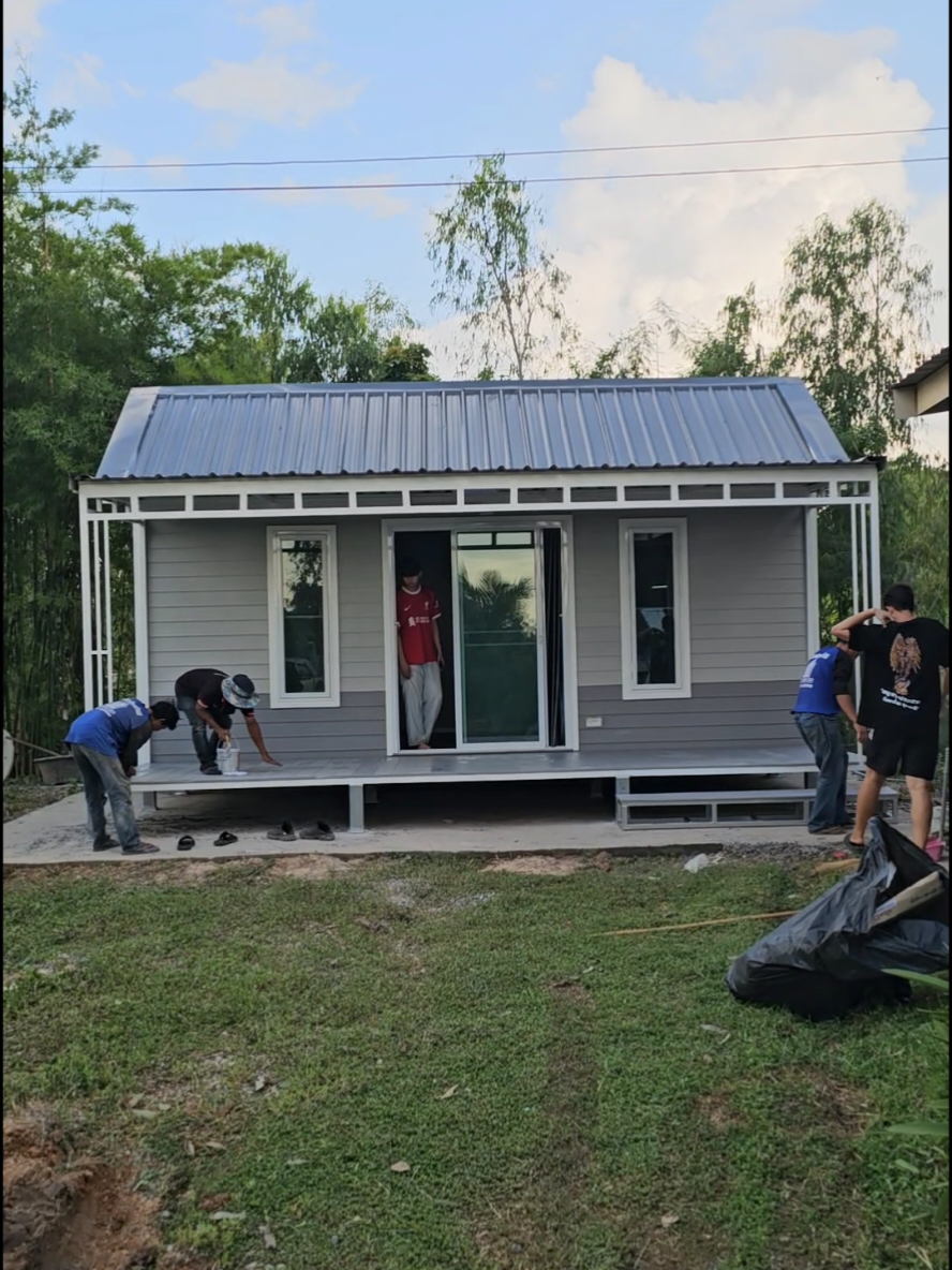 🏡✨ รีวิวบ้านน็อคดาวน์สไตล์ English Cottage ขนาดกะทัดรัดแต่สวยสะดุดตา ด้วยดีไซน์อบอุ่นแบบอังกฤษ! 📐 ขนาดตัวบ้าน 3 x 6 เมตร 🌿 ระเบียงหน้าบ้านขนาด 2 x 6 เมตร สำหรับนั่งชิลจิบกาแฟยามเช้า หรือจัดมุมนั่งเล่นสุดโคซี่ 🚿 ห้องน้ำในตัว สะดวกครบครัน พร้อมสุขภัณฑ์คุณภาพ 🏡 ผนังโทนพาสเทลอบอุ่น 🌸 หลังคาทรงจั่ว ตกแต่งไม้เชิงชาย เพิ่มเสน่ห์ให้บ้านน่ารักเหมือนหลุดออกมาจากหนัง เหมาะสำหรับใช้เป็น ✅ บ้านสวน ✅ ร้านกาแฟเล็กๆ ✅ บ้านพักรีสอร์ต ✅ บ้านหลังเล็กสำหรับคนรักความเรียบง่าย ✨ สวย เรียบ อบอุ่น ในราคาจับต้องได้ ผลิตโดยทีมงานมืออาชีพ ส่งตรงถึงที่ พร้อมติดตั้งเสร็จใน 1 วัน! 📍สนใจออกแบบบ้านในสไตล์ของคุณ ทักเลย 📞 เบอร์โทร 0832836666 Line ID: nanahome007 📸 ชมผลงานเพิ่มเติมได้ที่ FB: NANA HOME บ้านน็อคดาวน์สูตรเย็น อุดรธานี