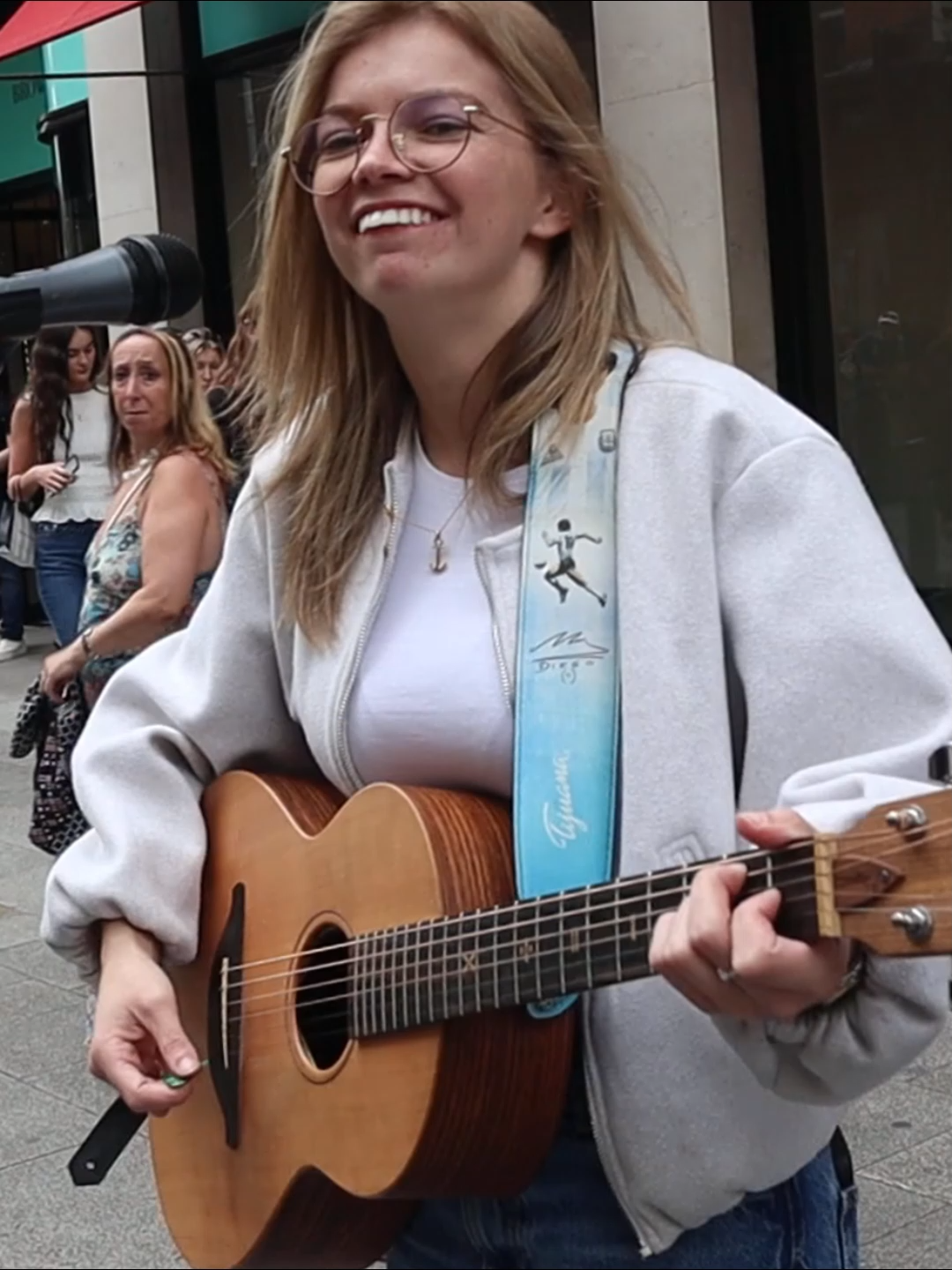 ABBA (SOS) Brilliantly Performed by Zoe Clarke.#streetmusic #songcover