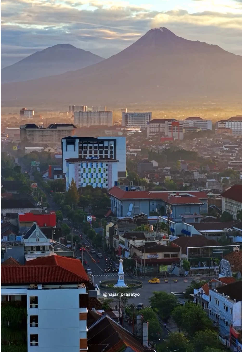 Pagi yang cerah di kota Jogja 😍 Udara terlihat bersih sekali hingga gunung Merapi dan Merbabu terlihat jelas 🍃 Video IG hajar_prasetyo #tugujogja #pagihari #merapi #merbabu #jogjaexplore #fyp 