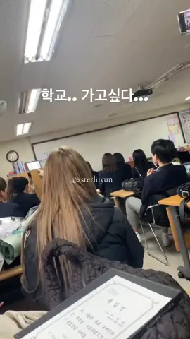 ini video pas ke lulusan junil. depan junil tuh 2 member Nmixx dan sebenernya yg duduk samping junil nih ngedance lagu Nmixx tpi videonya ke hapus 🥺 jdi junil tuh sekelas sama 2 member nmixx dan 1 peserta boy2planet Season 1(lupa namanya) ini mereka semua sekolah di Hanlim #parkjunil #boys2planet  #nmixx #hanlim 