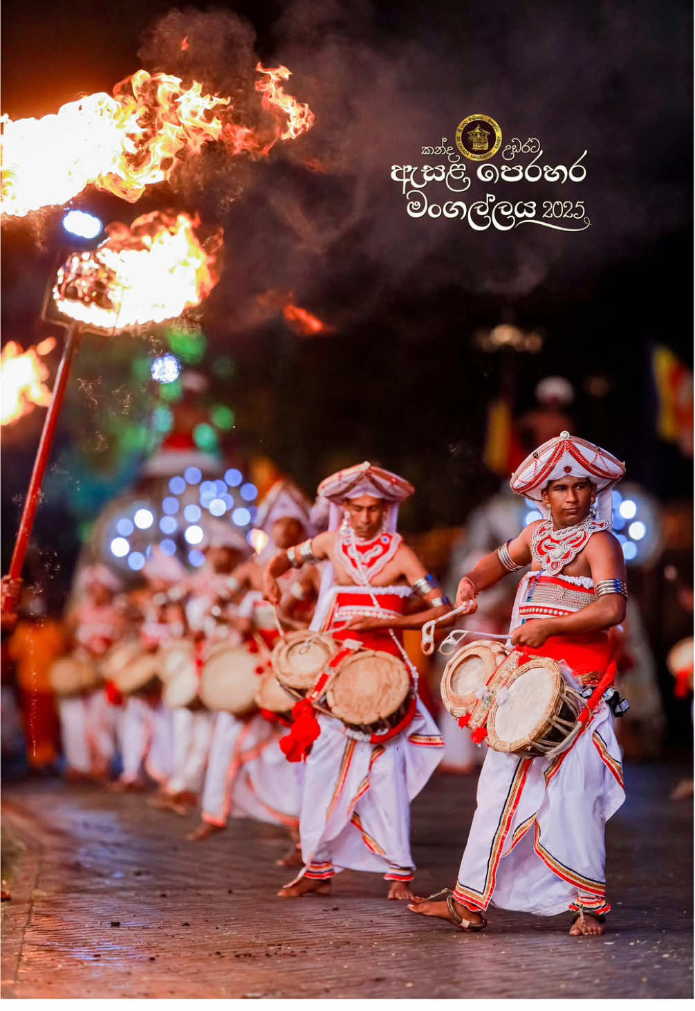 උත්තම ප්‍රවේණියක අක්මුල් නොසිඳ හෙළයේ නරේන්ද්‍රයනගේ නියමය ප්‍රකාර ශ්‍රී සම්බුද්ධ වර්ෂයෙන් 2569 වැන්නේ සෙන්කඩගල ඇසළ පෙරහර මහෝත්සවය. Marking Tradition, Honouring Legacy. In the 2569th Sri Sambuddha Year, the sacred streets of Kandy come alive once more as Procession of the grand Kandy Esala Perahera Festival 2025 #KandyEsalaPerahera2025 #kandyprocession #SriDaladaMaligawa #kandy #srilanka