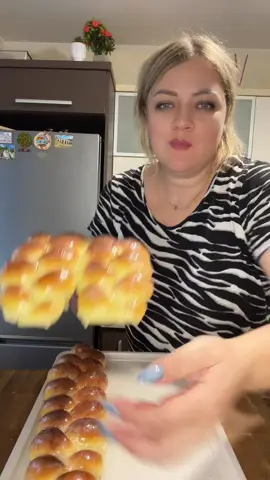 Булочки 🥐 золотой рецепт 🤌🔥🔥🔥🔥🔥#булочки#домашняявыпечка#рецепты#плетёнка#простоивкусно Ингредиенты  Тёплое молоко 250 мл  Сухие дрожжи 10 г Ванильный Сахар 15 г  4 ст л сахара Два яйца  Сливочное масло 30 г  С щепотка соли  Мука 500 г  Сгущенное молоко 300 г  Выпекать булочки в разогретой духовке 180° 20 минут  Приятного аппетита 