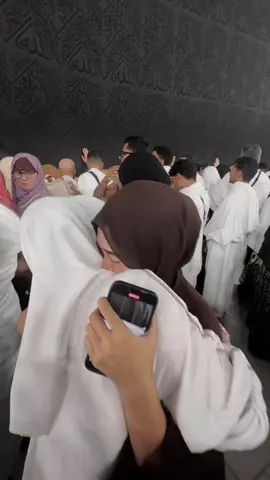 Akhirnya impian nangis didepan ka’bah terwujud🥹 makasi ya allah karna ini impian aku dari dulu dan terwujud di umur 24 tahun ku. Feel nya beda banget masyallah kalo nangis didepan ka’bah dan multazam🥹