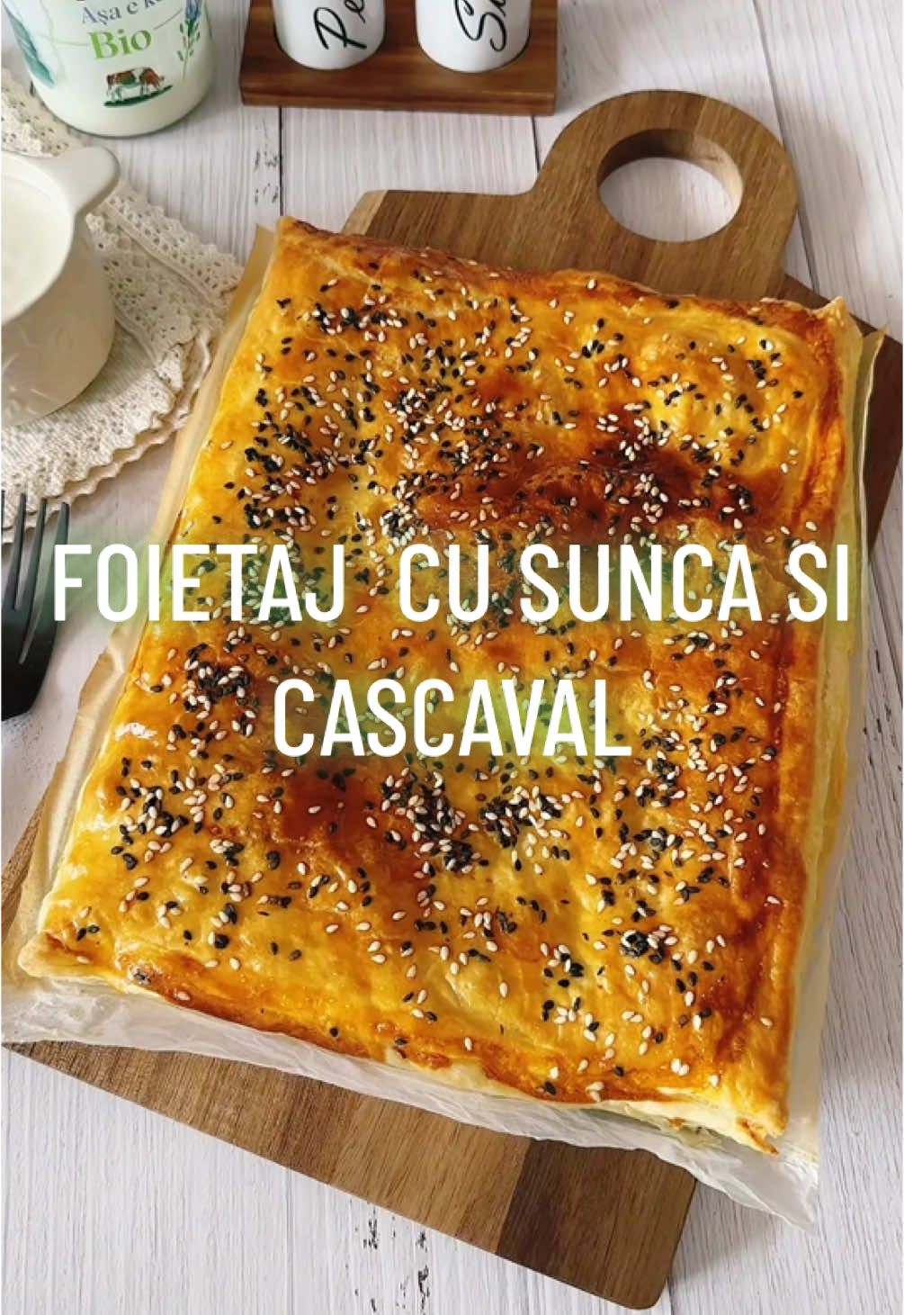 📣 POFTĂ DE CEVA CRO-CANT?! Dă-i play foietajului cu șuncă și cașcaval 🧀🥓 Se face-n 5 minute, dispare-n 3 și arată ca un milion de like-uri. ✨ Crema de brânză, șuncă feliată, cașcaval topit și un aluat perfect crocant. ⚡ Bonus: pare sofisticat, dar e zero efort. Perfect pentru brunch, cină sau atunci când n-ai chef, dar vrei să impresionezi. 👇 Găsești rețeta completă: www.inspiratielafix.com Salvează și fă-l weekendul ăsta! 💥 #inspiratielafix #foietajmagic #brunchdelicios #EasyRecipes #foodtokro #gustarecalda #cheeselovers #cinarapida #snackideas #tiktokromania #reteterapide #comfortfood #bucatariazilei #foodstagram 