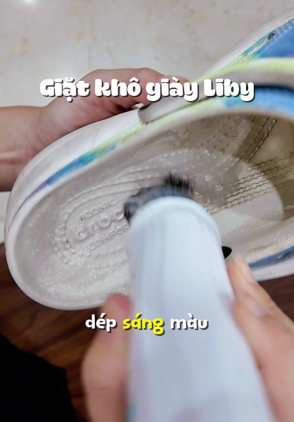 Ai hay mang giày dép sáng màu thì chân ái luôn mấy bà ơi. Nhanh gọn lẹ ^^ #taygiay #xitvesinhgiay #vesinhgiaydep #chagiaydep #giatgiay #vesinhgiaysneaker #taytranggiay 