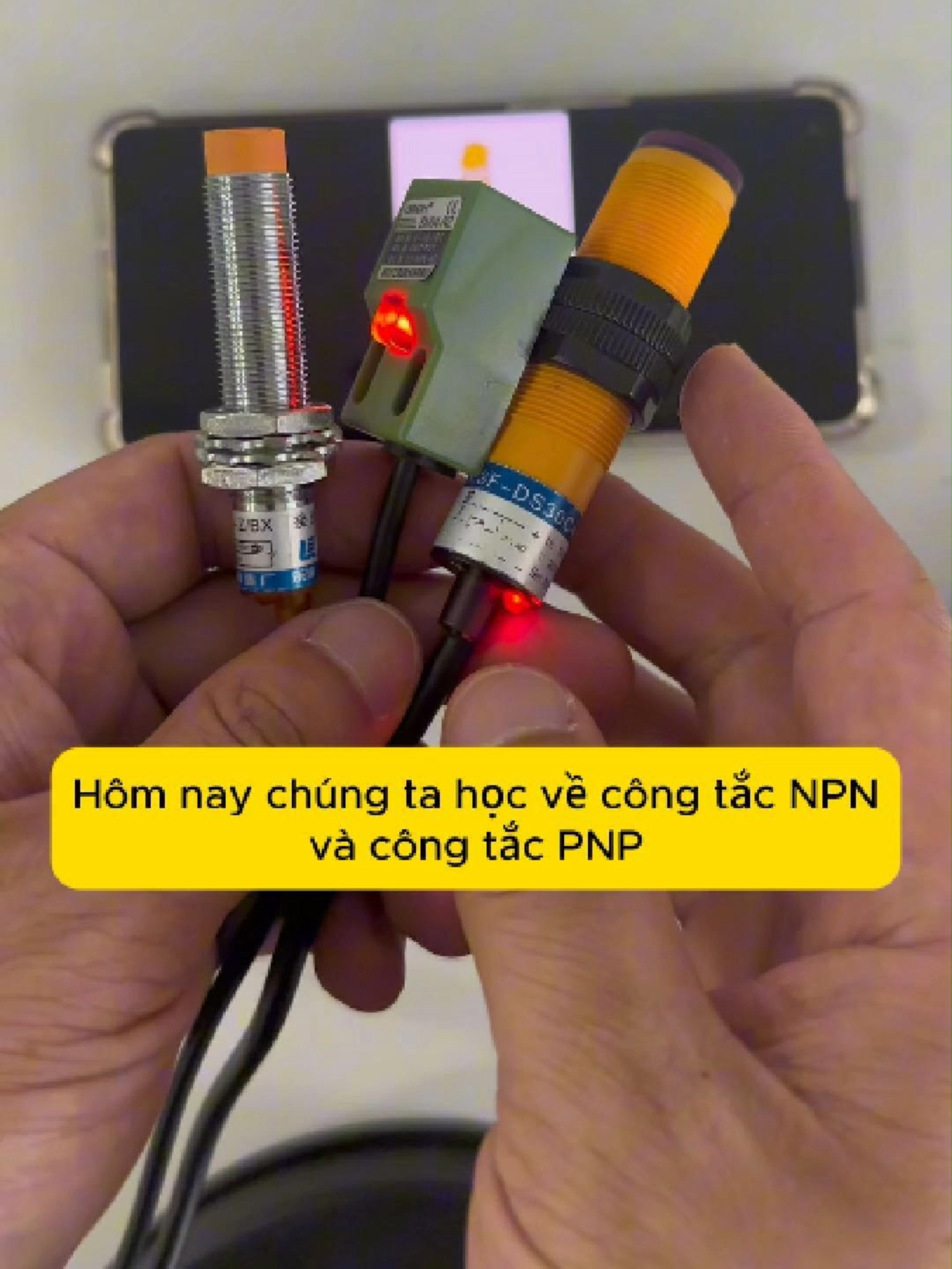 Cảm biến NPN và PNP là gì? Phân biệt nhanh chưa đến 1 phút bằng mẹo đơn giản ai cũng làm được! #cambien #npn #pnp #tiemcan#quangdien #diencongnghiep #kythuatdien #kysutudonghoa  #kienthucthuvi #LearnOnTikTok #tudonghoa #gac #tudonghoatoancau