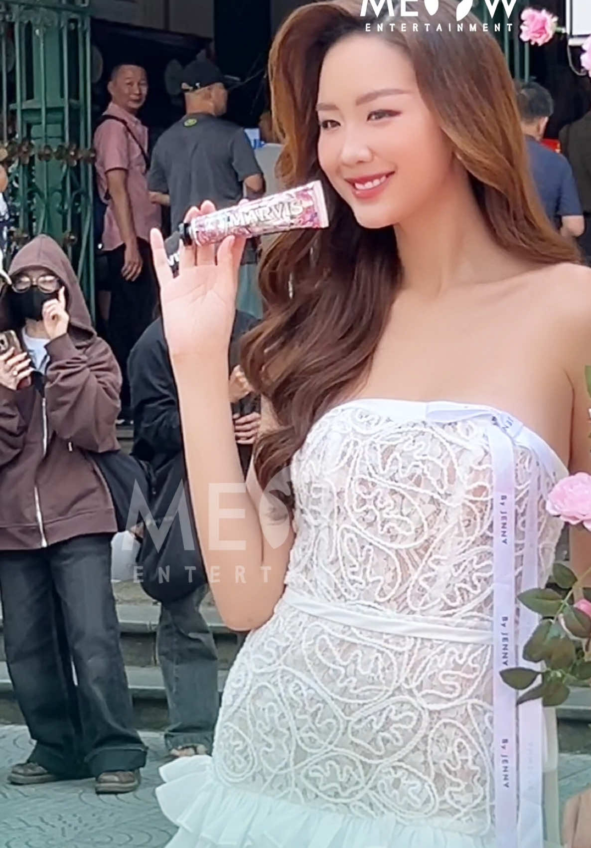 Phản ứng của người qua đường khi thấy Hoa hậu Bảo Ngọc tạo dáng xinh đẹp tại sự kiện Mavis Bus Tour #Meowentertainment #meownetwork #Tiktokgiaitri #Saptinggg #marvis #marvelyourroutine