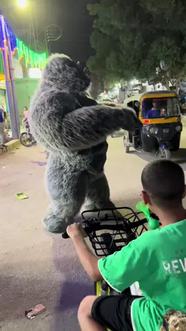 الغوريلا المضحكه😂😂 #غوريلا🦍 #ضحك #fyp 