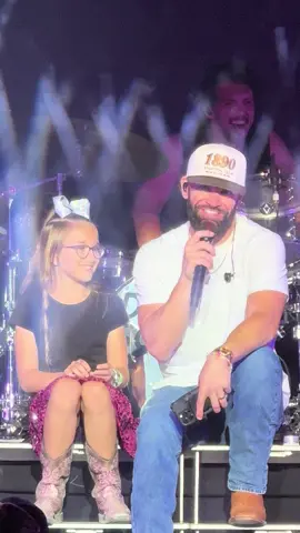 hold this little girl from the crowd probably just made her freaking night. He’s such a sweetheart, and you can tell he loves his little baby girl. You can tell such a good dad 😭🥰@DylanScott 