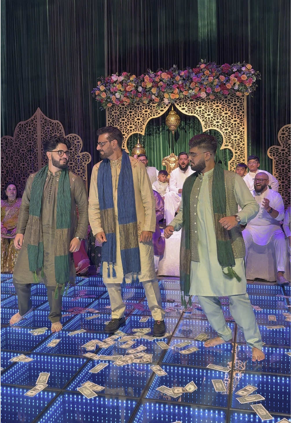 Father & Sons Dance 🕺🏽 #mehndi #dance #pakistani_tik_tok #pakistanitiktok #pakistaniwedding #shaadiseason #bollywood #bollywoodsong 