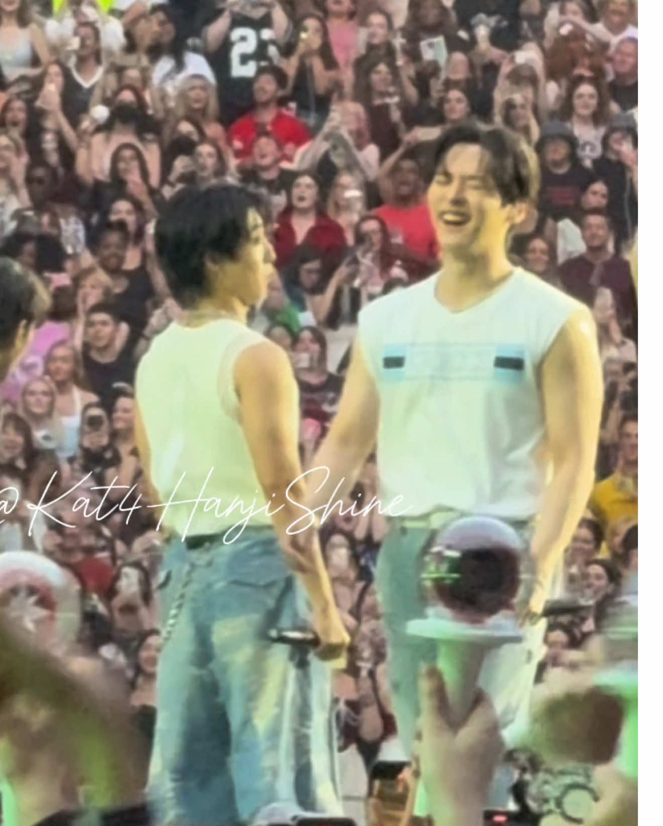 wtf did minsung see to have those reactions 😅 London day 1 250718