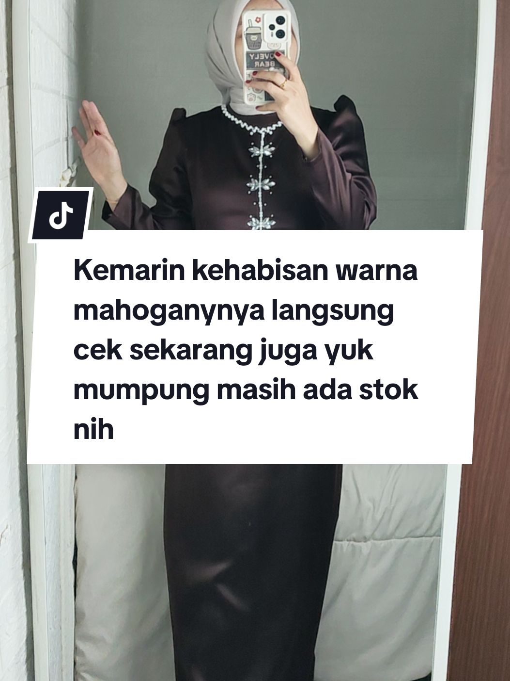 Warna mahogany cakepp yah di padukan dengan jilbab paris warna Ivory 🫶🏼🫶🏼 #dress #kondangan #OOTD #foryou #satukontentiaphari #bridesmaid #ootdfashion 