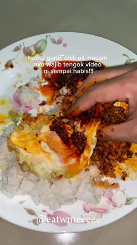 aku dah repeat beli garlic chili oil @FANY'S by DAPUR CIK ANGGUN sejak dia guna packaging lama lagi sebab memang sedap! memang tak menyesal kalau korang terjebak beli sekali janji 😭 #garlicchilioil #garlicchilioilhalal #chilioil 