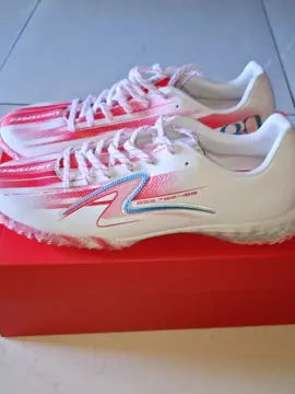 🥵❤️🤍 @specs_indonesia #specs #lightspeedrebornmetaxr #specsindonesia #redblood #sepatufutsal 