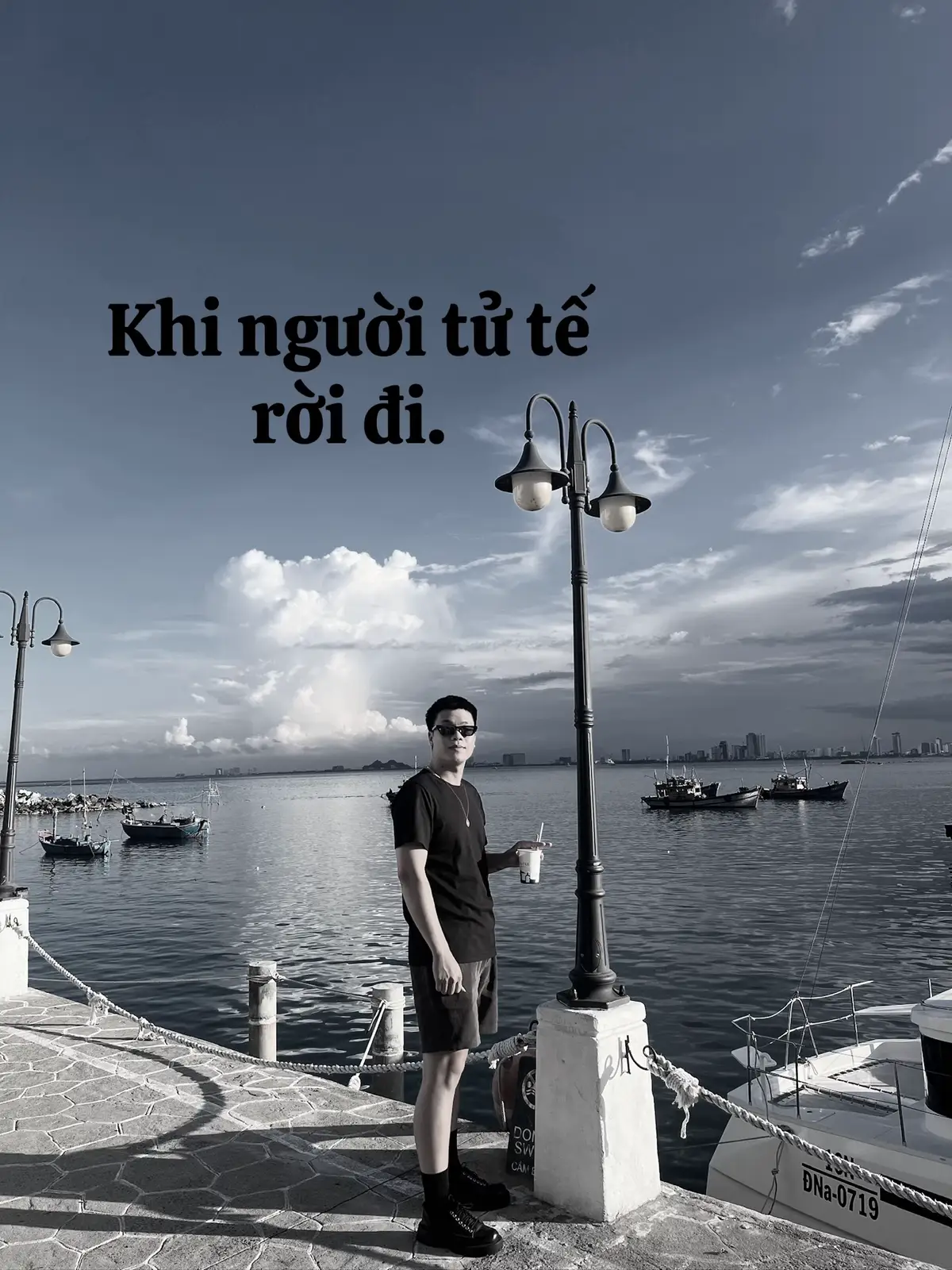 KHI NGƯỜI TỬ TẾ CHỌN RỜI ĐI: Người tử tế, không phải người yếu đuối, lại càng không phải kẻ dễ bỏ cuộc.  Họ là người nhẫn nhịn lâu nhất, bao dung nhiều nhất, và vì thương mà ở lại dù lòng đã rớm máu từ lâu. Nhưng một khi người tử tế rời đi, không phải họ mỏi chân, mà vì họ mỏi lòng…. Người tử tế họ sẽ không lên tiếng khi bị hiểu nhầm, họ sẽ có giải thích 1 lần, rồi lặng lẽ chịu đựng.  Người tử tế không giành phần đúng trong mọi cuộc tranh cãi, mà trọn im lặng để giữ hoà khí. Họ có thể tha thứ hết lần này đến lần khác, tin rằng ai cũng có lúc sai.  Nhưng khi rời đi, thì không phải vì một sai lầm, mà vì sự lặp lại của sự vô tâm, thờ ơ, những tổn thương không thấu. Trong cuộc sống, trong tình bạn, trong tình yêu và cả trong công việc, ta thường dễ quen với sự tử tế là đièu đương nhiên.  Quen với người luôn sẵn sàng lắng nghe mình, quen với người luôn hỏi [ bạn có ổn không?] nhưng chưa từng được hỏi ngược lại.  Quen với những lời cin lỗi được tha thứ quá dễ dàng.  Người tử tế không rời đi để làm tổn thương ai, họ rời đi để tự chữa lành.  Bởi có những nơi người ta không cần lòng tốt, chỉ cần sự phục tùng.  Có những mph sự tử tế không được đáp lại, chỉ bị tận dụng. Có những thời điểm, lòng tốt không còn là cầu nối, mà trở thành gánh nặng cho chính người mang nó. Nếu bạn từng có 1 người tử tế trong đời, xin đừng thử giới hạn kiên nhẫn của họ.  Đừng để đến khi họ dừng lại, bạn mới cuống cuồng nhân ra: [ người tốt không phải lúc nào cũng còn ở đó, đợi ta quay về] ! Đừng xem tình cảm là một bài toán, trong đó người tử tế phải luôn là lời giải. Bởi khi họ ra đi, có khi cả đời này, bạn cũng chẳng còn tìm lại được người từng vị bạn mà cắn răng chịu đựng đến tận cùng.!  Trân trọng