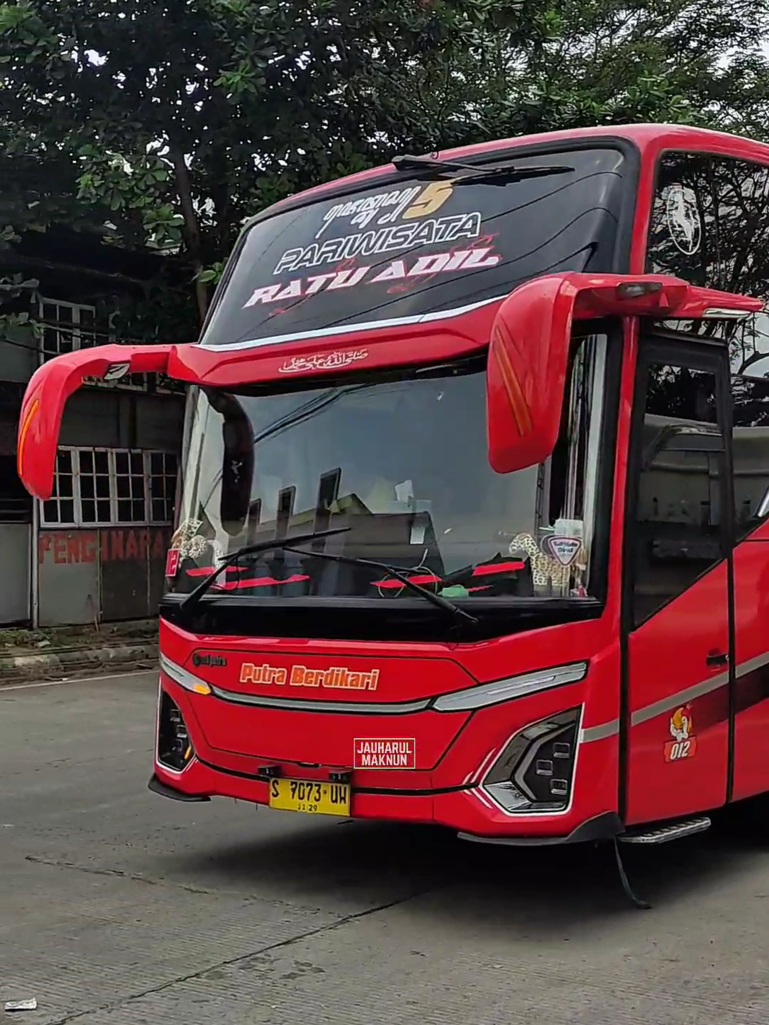 Keluar parkiran siang-siang, langsung disambut sang 