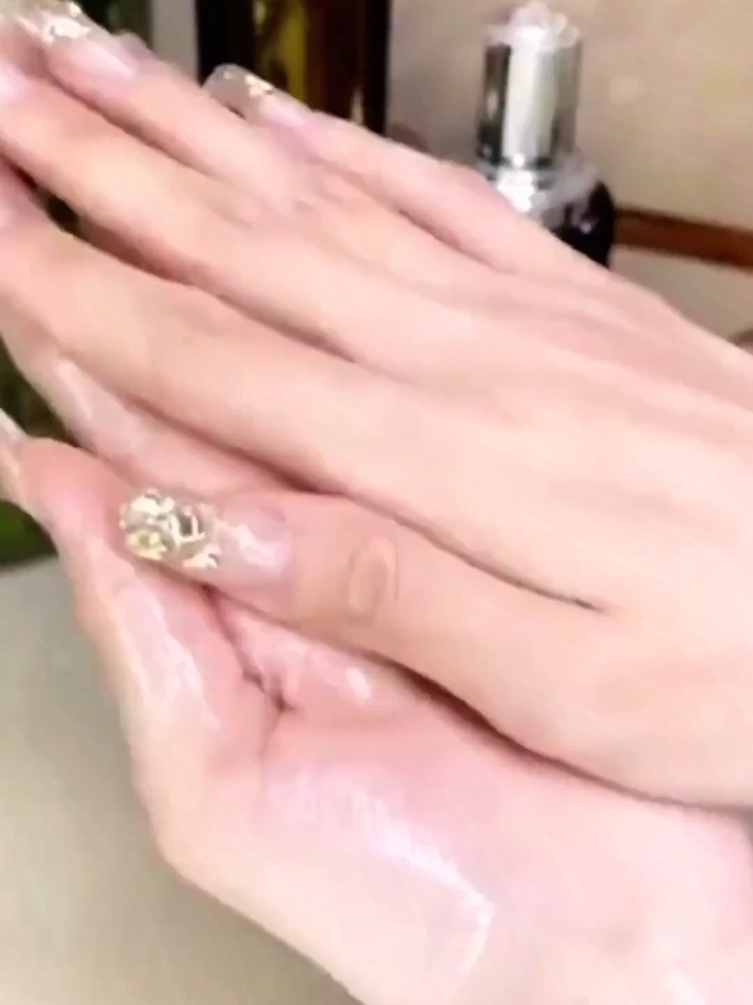 Hanboli Perfume Softening Hair Care Essential Oil Spray improves dryness and frizz. One spray of Softening Leave-in Anti-static Spray#tiktokshopsale #home #goodthing #homegoods #homegoodthing #fyp #fypシ゚#tiktoksg #tiktokshop #tiktokshopsg #tiktokshopping