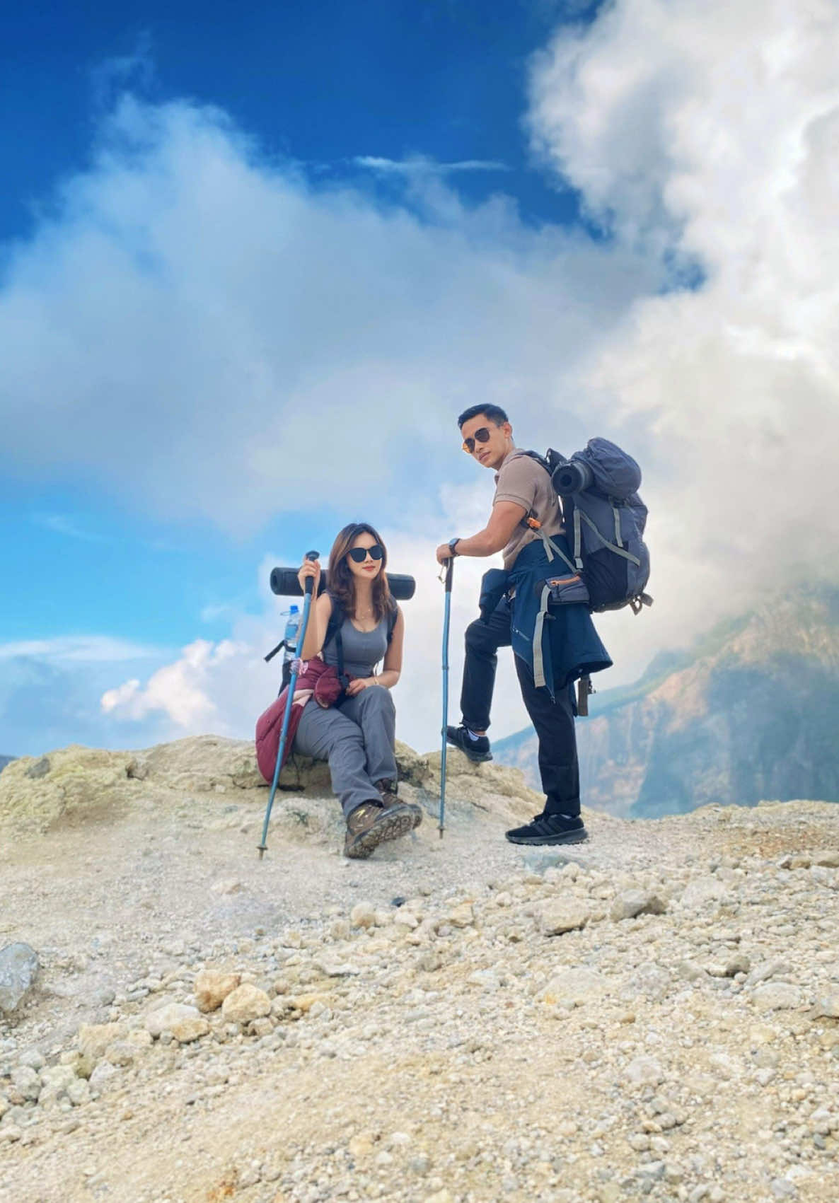awal kenal ghian, dia tuh tipe yang jauh banget dari kata “anak alam”, belum pernah naik gunung dan aku yang selalu bilang “seru ko, gapapa sayang” dan akhirnya kita mutusin naik bareng ke papandayan, ternyata malah dia yang paling kuat, paling tenang, dan ga banyak ngeluh. sementara aku? yang katanya uda perna naik beberapa gunung, malah ngos-ngosan. dan skrg malah ghian yang ngajak naik gunung yang lebih tinggi, katanya si “papandayan mah pemanasan😭” kira kira ada yang tau ga kita mau ke gunung mana? #papandayan #couplehiking 