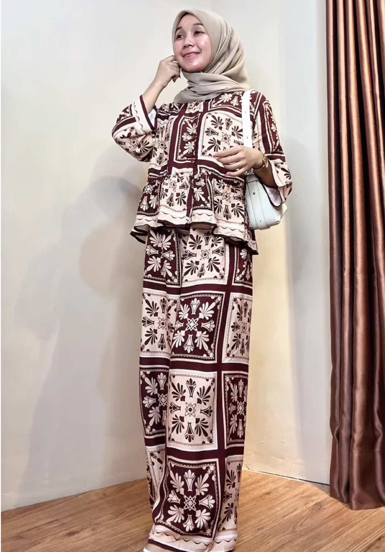 one set bahan rayon premium #promoseruweekend #gamis #mididres #mididressoutfit #gamiskekinian #ootdhijabstyle #onesetjumbo #onesetkekinian 