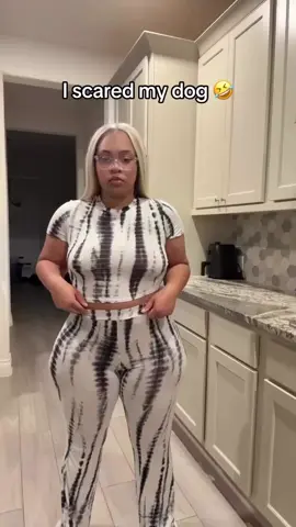 She scared the dog with that loud clapping sound😩🙈❤️