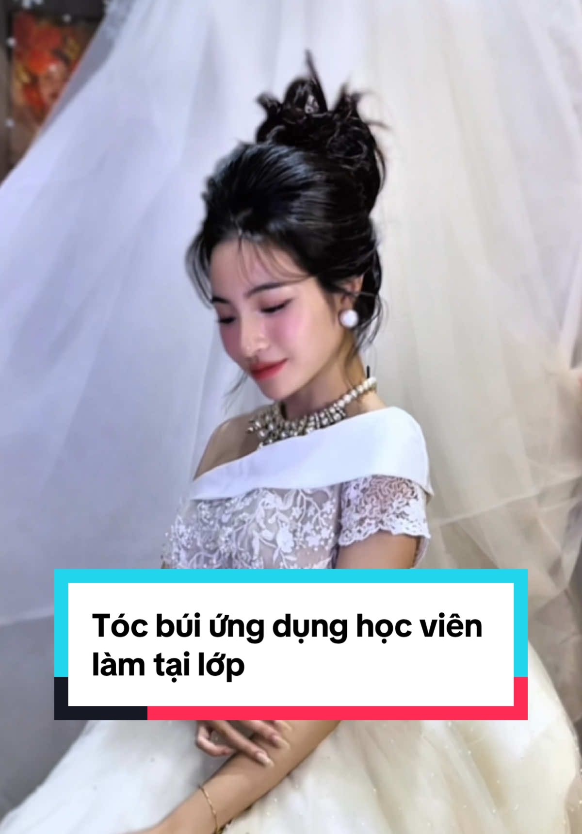Muốn sáng tạo? Trước hết phải hiểu đúng. Kiểu tóc thì vô hạn, nhưng kỹ thuật Gốc là thứ không thể thiếu nếu bạn muốn tự tin bước vào bất kỳ thử thách nào. 🎯 Học đúng, học chắc - để khi cần biến tấu, bạn không lo sai lệch 🎯 Làm chủ kỹ thuật - để khi cần sáng tạo, bạn biết giới hạn nào có thể vượt qua Chỉ khi bạn đủ giỏi về căn bản, sáng tạo mới không còn là mạo hiểm, mà trở thành bản sắc của riêng bạn ✅ Lớp học tại Hà Nội và Sài Gòn đang nhận học viên Gặp cô Hạnh tại lớp để được cầm tay chỉ việc và luyện tóc bài bản từng bước P/s: Tóc ứng dụng học viên làm tại lớp #tocbui#buitoc#tocungdung#hoctoc#daytoc#toccodau#hanhphamhairstylist