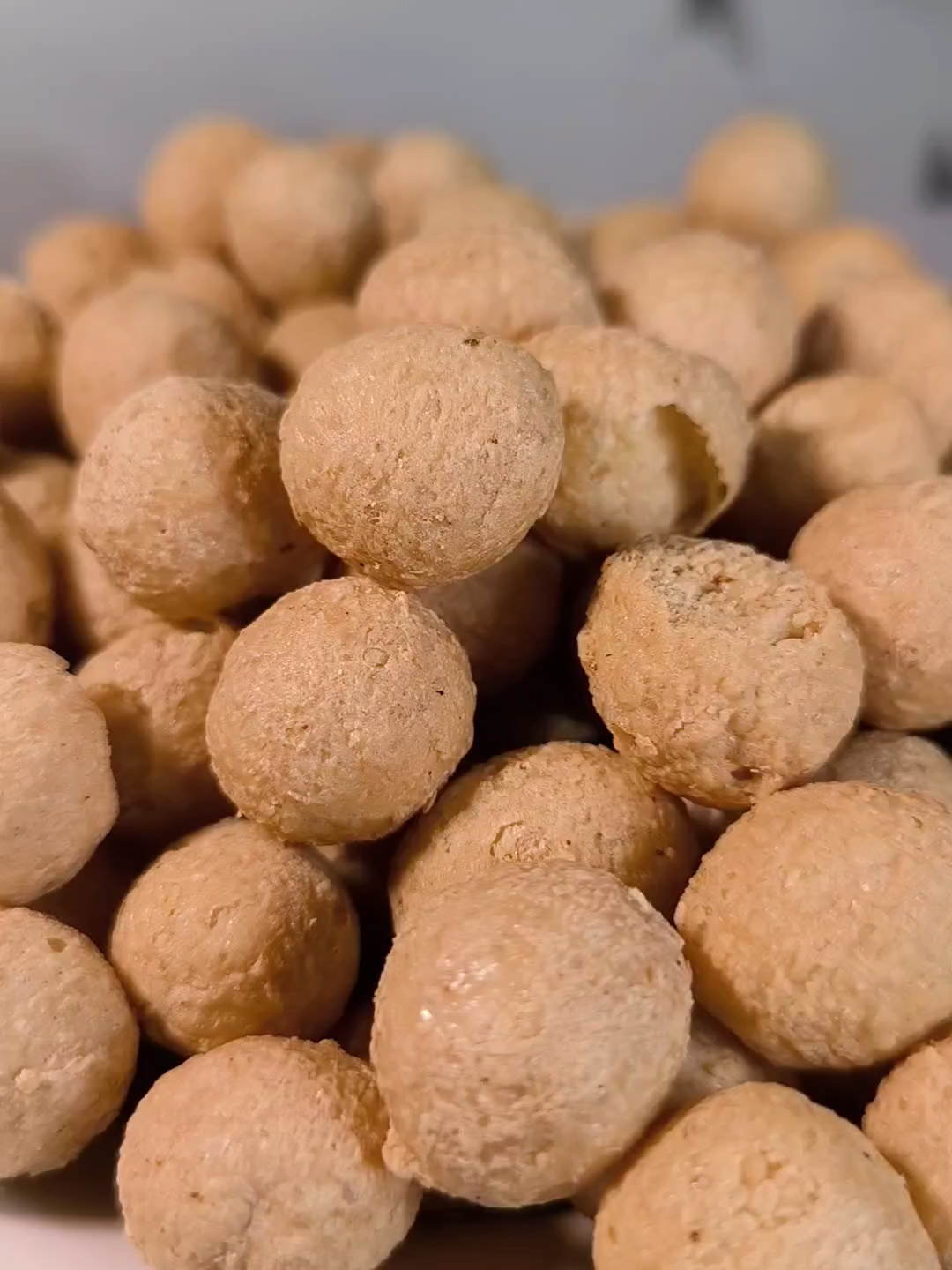 Keripik tahu bulat mini adalah pilihan camilan renyah yang menggoda.! Dibuat dari tahu bulat berkualitas yang diolah hingga garing sempurna, camilan ini punya rasa gurih yang bikin susah berhenti. Ukurannya yang kecil pas banget untuk ngemil tanpa ribet, cocok disantap kapan saja, di mana saja. #keripiktahu #kerupuktahu #keripiktahubulat #kerupuktahubulat #kerupuktahubulatmini #keripiktahubulatmini #keripiktahumurah