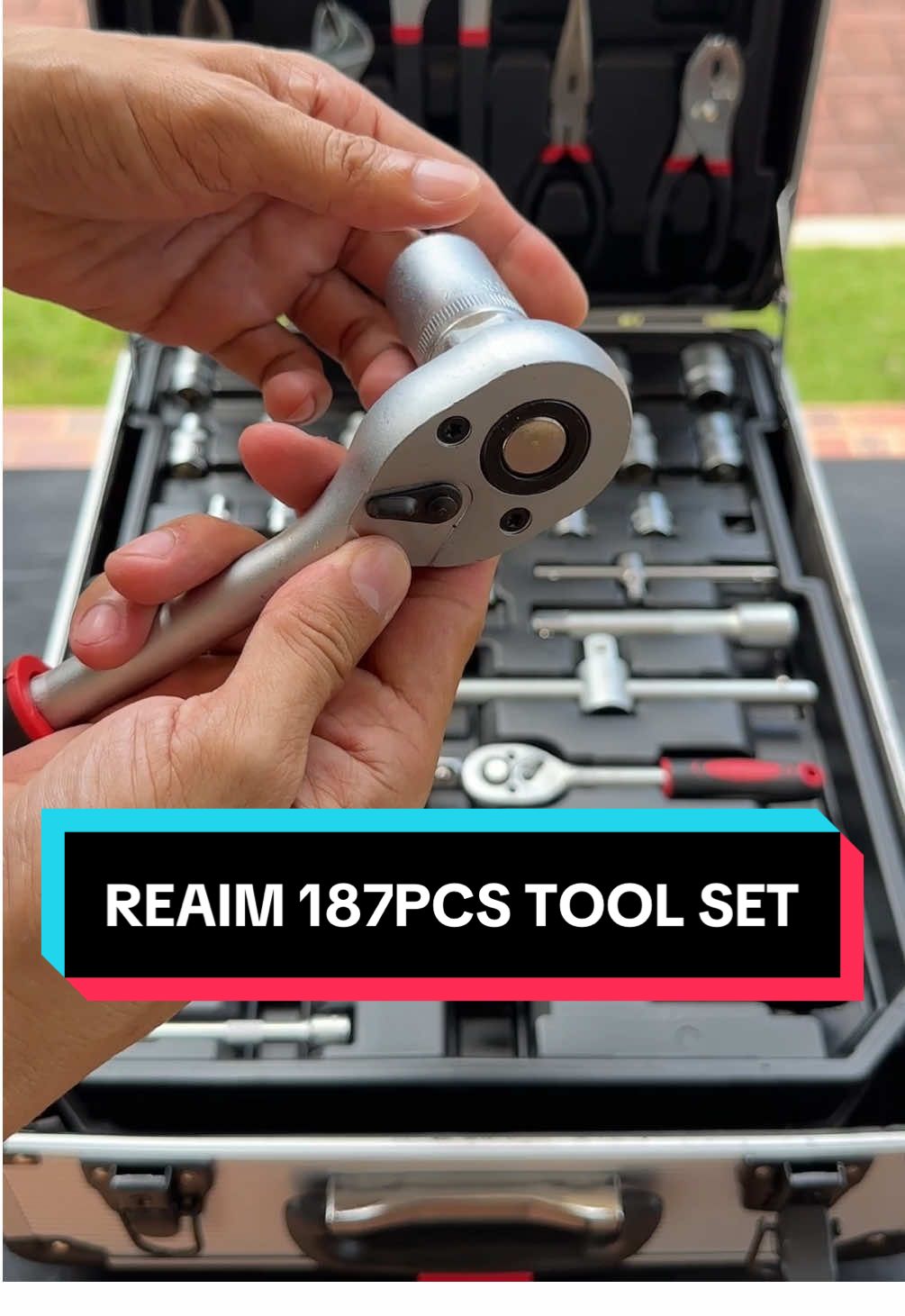 REAIM 187Pcs Tool Set 👍💯 Kumpleto at high quality ang 187pcs professional tool set na ito ng REAIM. Gawa sa vanadium steel ka sobrang tibay. Mainam na gamit para sa repair at maintenance ng mga sasakyan at motor bikes nyo!