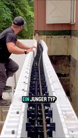 Er baut sein eigenes Haus