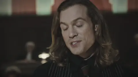 I can't wait to see if/how the show will have claudia haunting lestat in s3 #claudiaiwtv #claudiadepointedulac #claudiadelioncourt #lestatdelioncourt #lestat #iwtv #interviewwiththevampire #iwtvamc #interviewwiththevampireamc 