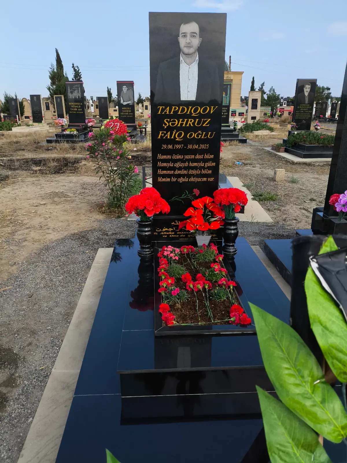 Heç kəs sənin kimi mənə qardaş olmadı.Sənin yoxluğun qəlbimə sağalmaz yaradır.Ruhun şad, məkanın cənnət olsun nur üzlü qardaşım 💔😭🥀