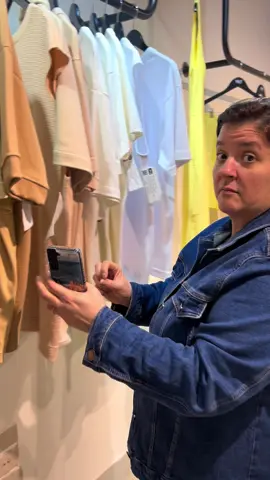 No showroom da Jmei com minha esposa — e já garanti os tecidos da próxima coleção! Quem vive de estamparia sabe: matéria-prima certa faz toda diferença. E hoje eu tô aqui na @jmeitextil escolhendo pessoalmente os tecidos que vão virar estampas que causam o Efeito UAU. ⠀ Você gostaria de saber mais desses tecidos ou conhecer as opções de técnicas de estamparia que eu uso nas minhas coleções? 📩 Comenta “CLARO” ou me chama no direct que eu te mostro mais.  #EfeitoUAU #confeccaoprópria #estamparia #industriatextil 