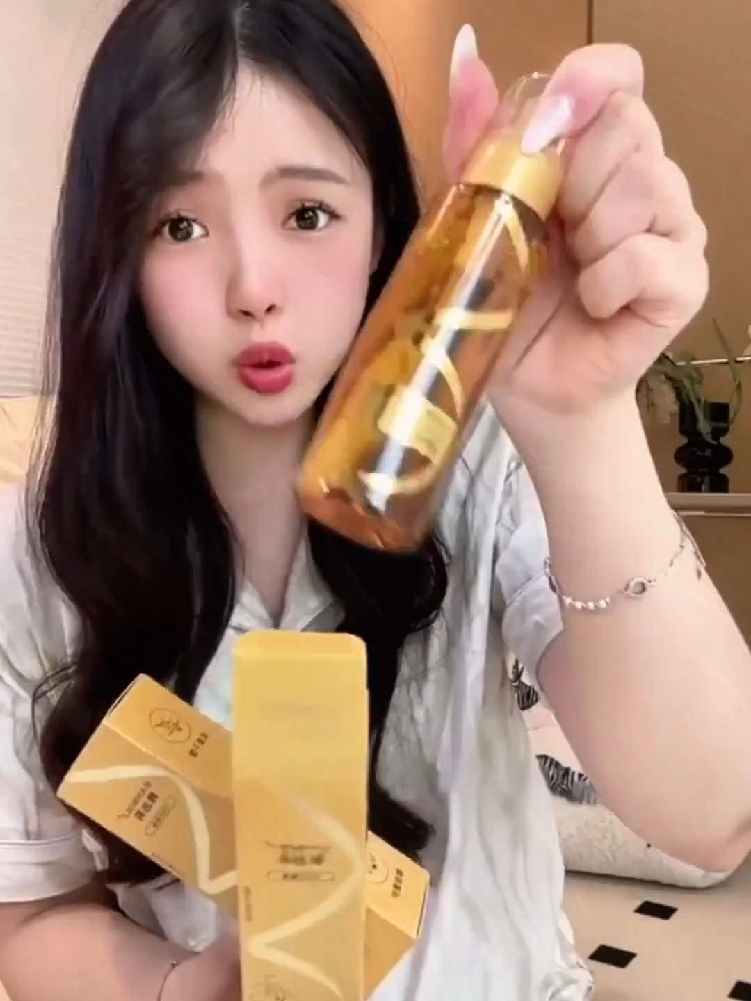 Hanboli Perfume Softening Hair Care Essential Oil Spray improves dryness and frizz. One spray of Softening Leave-in Anti-static Spray#tiktokshopsale #home #goodthing #homegoods #homegoodthing #fyp #fypシ゚#tiktoksg #tiktokshop #tiktokshopsg #tiktokshopping