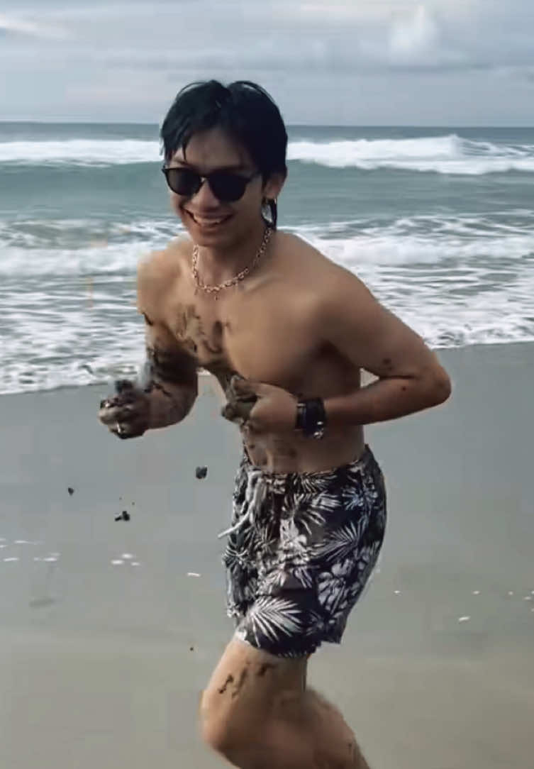 part four | #pov you secretly like Jeo. Humarap si Jeo sa bench namin at uminom na lang ako ng tubig para ma iwas ang tingin sa kanya, nasa tapat ko kasi siya at tatakpan ko na sana ang watter bottle ko nang bigla niyang kinuha sa mga kamay ko at duon uminom. “Hoy Jeremiah akin yan” saway ko sa kanya. “Sus sharing is caring diba” nonchalant niyang sagot sa akin. “Here if you want…hindi pa ito nabuksan” pagsingit ni Christine at inalok ang tubig kay Jeo. “Thanks” tinanggap naman ito ni Jeo pero binigay niya sa akin yung tubig na galing kay Christine at inangkin ang akin. “You’re welcome” she said softly at Jeo at lumingon siya sa akin at pilit na ngumiti.  Aalis na sana siya kasi mag ch-change court na nang biglang nag salita si Kaze. “J effective ba ang good luck ni y/n sayo?” Hinawakan ko agad ang hita ni Kaze at pinisil ito para ‘di na siya mag salita, and I can feel the people staring at us. Lupa kainin mo na ako please. “Obvious naman diba…. sunod sunod na tres” sagot ni Jeo at proud na proud sa sarili. Lumingon ako kanila Kaze at Siko, gulat sila pati ako at ngumiti nalang.  ⏩ Panalo ang team nila Jeo, 88-67 ang final scores. Nasa parkingan na kami ng motor at si Meng na yung pina angkas ko nung una at ako na ang nasa huli. Hindi na din nag react si Jeo at hinatid na niya ako sa amin. “Sama ka bukas ah” pag imbita sa akin ni Jeo pagbaba ko sa motor. Victory party pala nila at gaganapin agad ito, mag i-island hopping sa Puerto kasama ang buong basketball team. “Sure basta kasama si Kaze”  “Oo sasama siya, pati si Daddy dahil gagamitin natin si ‘Stabi’ at yung iba sa isang boat na inarkelahan ng barangay sasakay” sagot ni Jeo sa akin. ⏩ Dating gawi pa rin at pumunta na ako kanila Jeo, pagpasaok ko sa gate nasa likod na ng Raptor si Hans, at ang tatlong ka team ni Jeo sasabay sila at ang iba naman ay nasa port na. Pati sila tito Geo umuna ng umalis dahil naka kabit si ‘Stabi’ sa dala nilang sasakyan. Binati ako ni Hans at niyaya na sumakay ako sa likod pero bumaba yung window ng back seat. “Y/n sa front seat ka na” sabi ni Kaze sa akin sabay kindat.  “Ayoko tabi na lang tayo” pag insist ko. “Kumandong ka nalang sa akin y/n” sabi ni Hans at tinuro yung hita niya. “Crazy ka at mabigat ako noh” sigaw ko kay Hans sabay tawa. “Dito ka na sa harap” at pinagbuksan ako ni Jeo ng pinto hindi ko napansin nasa likod ko pala kaya natameme ako at pumasok na. “Diyan ka na… tabi kayo ni Keke nandito na din si Meng pati yung ibang gamit eh” dagdag ni Kaze.  ⏩  Dumating na kami sa island at nag dock malapit sa party boat ng basketball team, nag kayak na kami papunta sa beach sabay ko si Kaze at Meng. Habang sila Jeo, Hans at ang iba lumangoy nalang malapit na lang kasi sandbar.  “Jeo! Hi~” rinig kong tawag ni Christine. Kasama pala sila, malamang buong team nga. Habang papalapit siya napansin ko agad yung suot niya, she’s wearing her red two-piece stringed bikini that showcases her curves and maputi niyang kutis. Ako simple lang yung suot ko, nag rashguard at maikling shorts, damn ang layo ng gap namin. Medyo na insecure ako pero dedma nalang. Naka upo lang ako sa sand pinapanuod silang naglalaro ng beach volleyball.  “Y/n sali ka na” pag aaya ni Siko sa akin. “Hindi ako marunong eh” ani ko sabay ngiti. Sa totoo lang takot din ako matamaan ng bola kaya nandito lang ako sa gilid at tumabi sa akin si Kaze kasi nag rest muna siya. “Baka matunaw si Jeo ah”  “Huh?” ani ko sabay tagilid sa ulo ko. “Obvious ka masyado… kahapon ko lang na confirm sa gym at napansin ko iba ka pagdating kay Jeo” bulong niya sa tenga ko. “Halata ba talaga?” worried kong tanong sa kanya. What’s the use of denying, Kaze is also a girl. — to be continued  #fakesituation⚠️ #fiction #jeoong #jeremiahong #jeoongedits #ongfam #masid #agith #fyp #fypシ゚viral #foryou #au #stories #fictional 