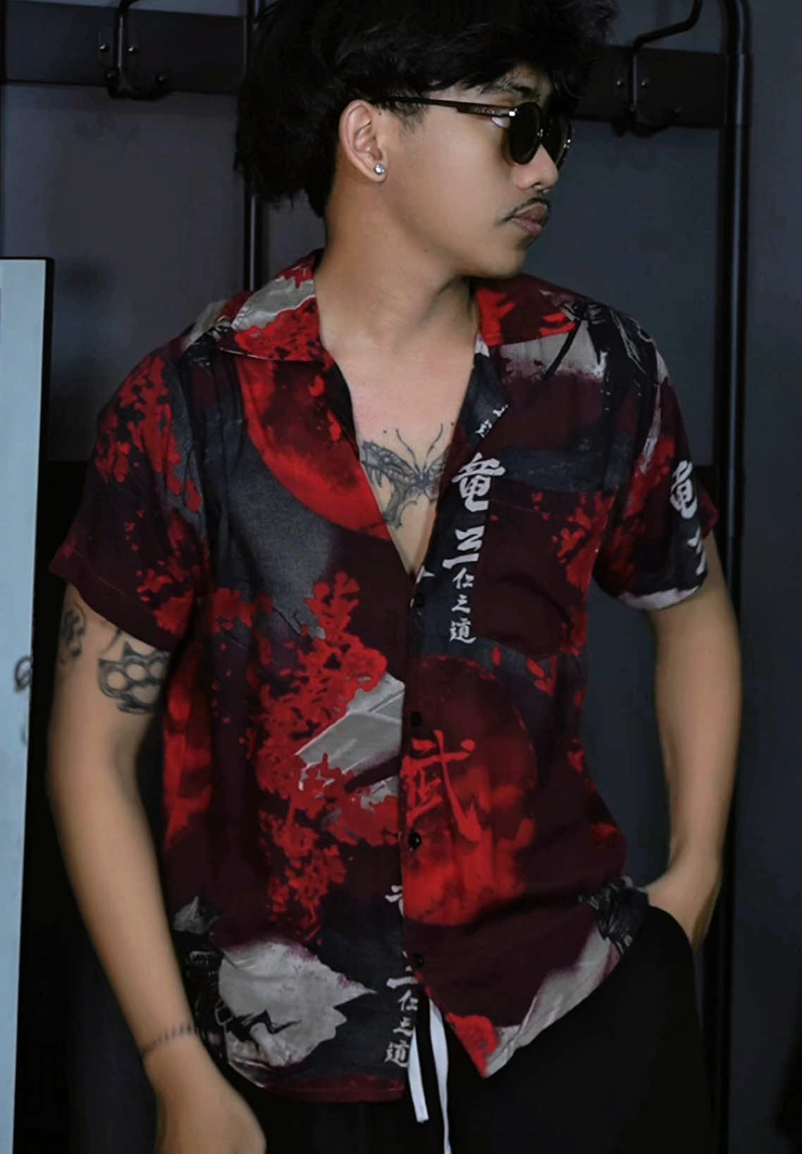 Kemeja ini cuma buat yang siap tampil beda. Ukuran M–XL, ready sekarang. Klik keranjang kuning kalo lo ngerasa pantas make ini.🫵🤩 #kemejastreet #vibetongkrongan #outfitcowok #streetstyleindonesia #kemejaunik #fyp #kemejakeren 