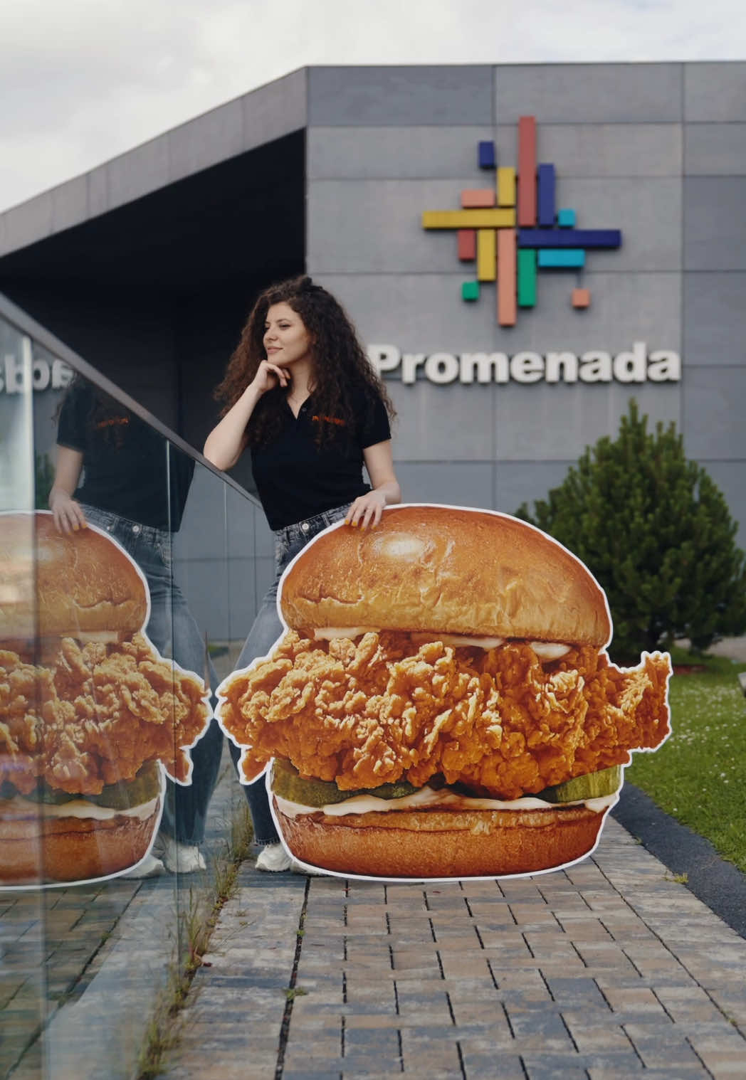 Este oficial! Legendarul Chicken Sandwich a ajuns în Sibiu, Promenada Mall! 🧡 #PopeyesRomania #PopeyesSibiu #LoveThatChicken #ChickenSandwich 