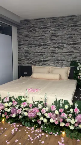 Lại thêm 1 concept phòng cưới tone hồng trắng đơn giản hơn nhưng vẫn rất lãng mạn #xuhuong #trending #hoatuoihanoi #wedding #trangtriphongcuoi #decorphongngu #camhoa 
