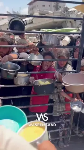 🇵🇸 Eye On Palestine Amid the chaos of hunger and boiling pots... burn injuries among children are recurring as they try to secure their only meal of the day. Despite barriers being set up to reduce the crowding, the scene remains painful — as this little girl appears, having suffered burns while waiting for food. وسط فوضى الجوع ولهيب القدور... تتكرر إصابات الحروق بين الأطفال أثناء محاولتهم الحصول على وجبتهم الوحيدة لليوم. ورغم وضع الحواجز لتخفيف التدافع، يبقى المشهد قاسيًا — كما تَظهر هذه الطفلة التي أُصيبت أثناء انتظار الطعام.