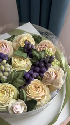 Нежные зефирные розы и харизматичный виноград из зефира. Кажется, они нашли друг друга в одном зефирном букете💜💛 #зефирныецветы #зефирнаяфлористика #zefirflowers #зефирныерозы #цветыиззефира