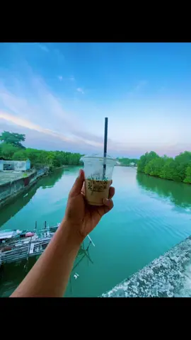 Utamakan ngopi bukan janji, karna manisnya kopi masih bisa kamu nikmati, sementara manisnya janji hanya akan membuatmu sakit hati. Anjaiiiiii meledak 💥 😂 #tanjungpinang #fypシ #fypシ゚viral🖤tiktok #viral ###promoseruweekend #ngopisantuy #kopidangdut 