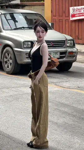 ยืนแอคอีกละ 👟👜✋🏻 #OOTD #outfitideas #กางเกงยีนส์ #แมทช์เสื้อผ้า #ไอเดียแต่งตัว 