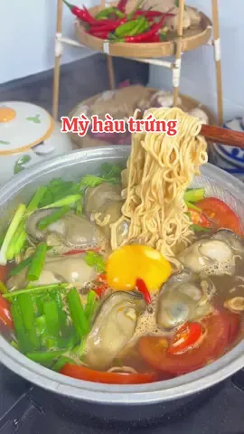 Mỳ tôm hài trứng + cho chồng đưa lương đầu tháng #comnhathao #amthuctiktok #nauancungtiktok #anngonnaugon 