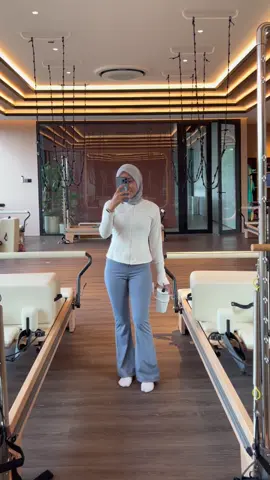 Jaket dan legging super nyaman buat olahraga🥰👌🏼✨  . #pilates #pilateslovers #pilatesgirl #pilatesprincess #OOTD #ootdhijab #hijaboutfit #olahragahijab #bajuolahraga #kaoskakipilates @Pilates Hunter 