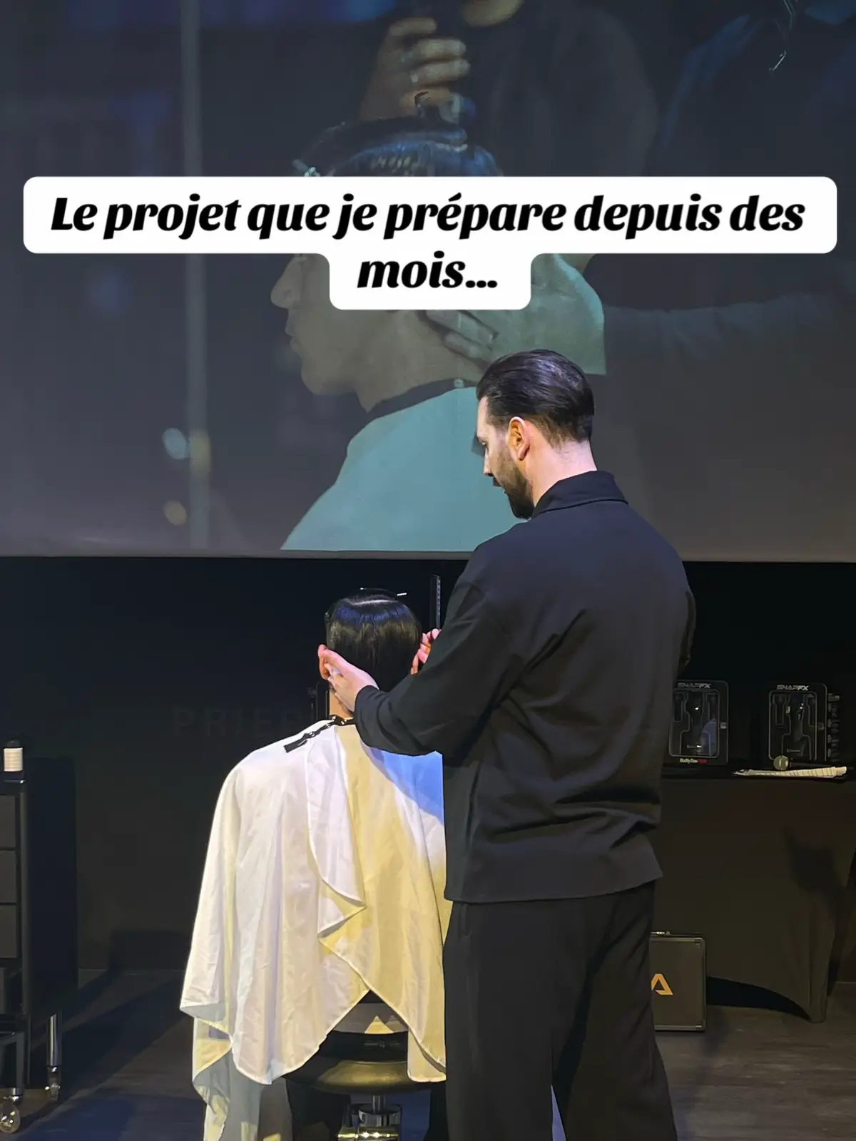 J’ai mis des mois à construire ce projet. Et je pense que c’est ce qui manquait vraiment dans le monde du barber  Ce ne sera pas une formation comme les autres. Ce sera un système complet, pensé pour ceux qui veulent évoluer sérieusement Je n’en dis pas plus aujourd’hui… Mais dans 15 jours, je lance quelque chose de fort🫆 #barber #coiffure #barbier 