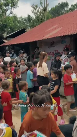 Trong chuyến du lịch kết hợp thiện nguyện, mọi người đã tổ chức nấu nui có thịt gửi đến các em nhỏ tại một bản nhỏ . Từ sáng sớm, cả đoàn cùng nhau chuẩn bị nguyên liệu và nấu những nồi nui nóng hổi, đầy ắp yêu thương. Nhìn các bé vui vẻ xếp hàng, cười tít mắt khi nhận tô nui, ai cũng thấy ấm lòng. Dù chỉ là bữa ăn giản dị, nhưng hy vọng phần nào mang lại niềm vui và sự sẻ chia cho các em có hoàn cảnh khó khăn. #ChuyếnXeTửTế #colotourthiennguyen #ColorTour #LanTỏaYêuThương #VungCaoDakNong 