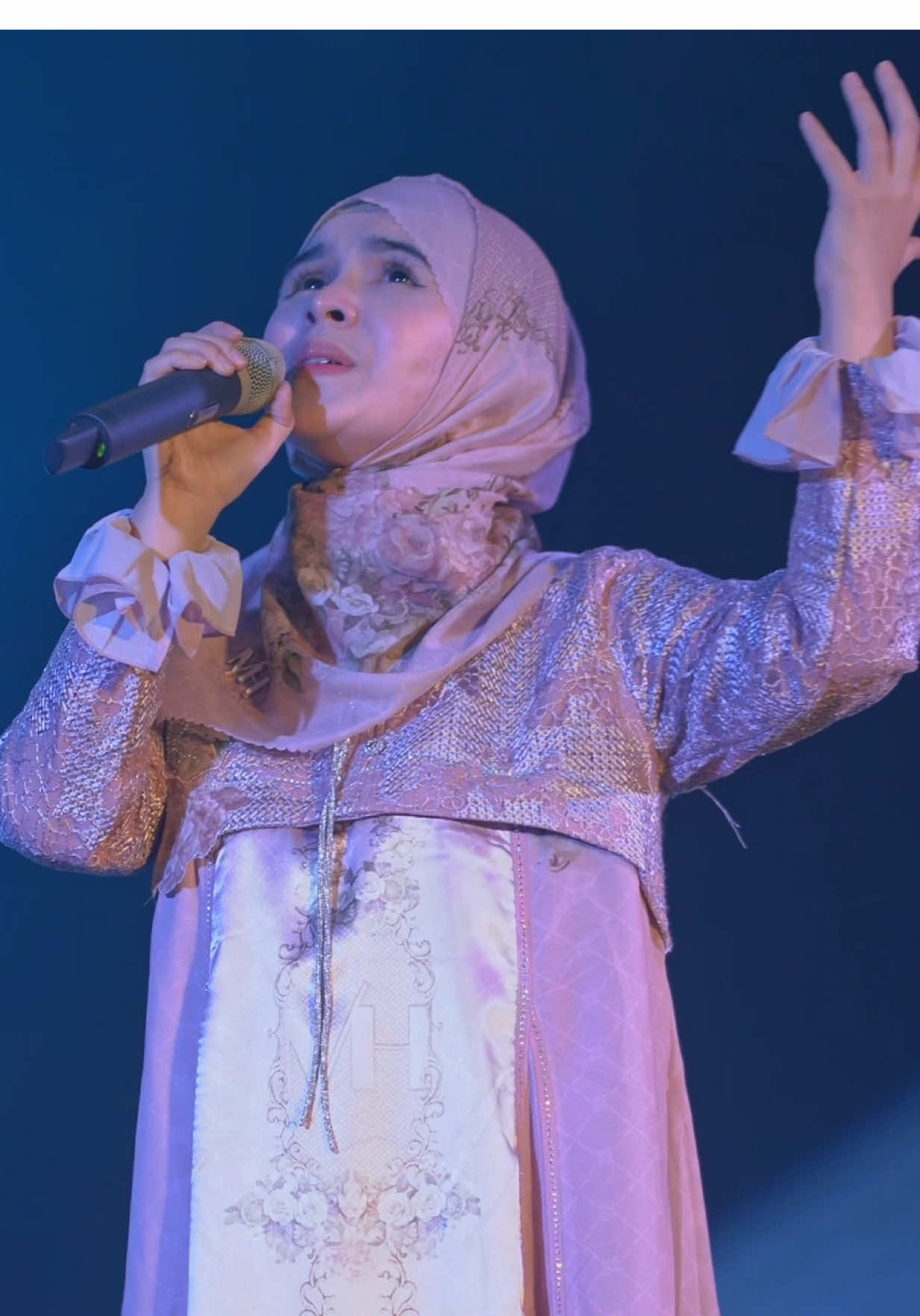 Live perform - entaeih... Dalam acara fashion show - A touch of grace Motifhawa official . Note : ini bukan sholawatan , jgn di Aamiinin yak 🙏🏻😁 Ini lagu galau cuma pake bahasa arab hehe .. . . #nadasikkah #nengnada11 #haydarassegaf #nadaydar #nancyajram #entaeih 
